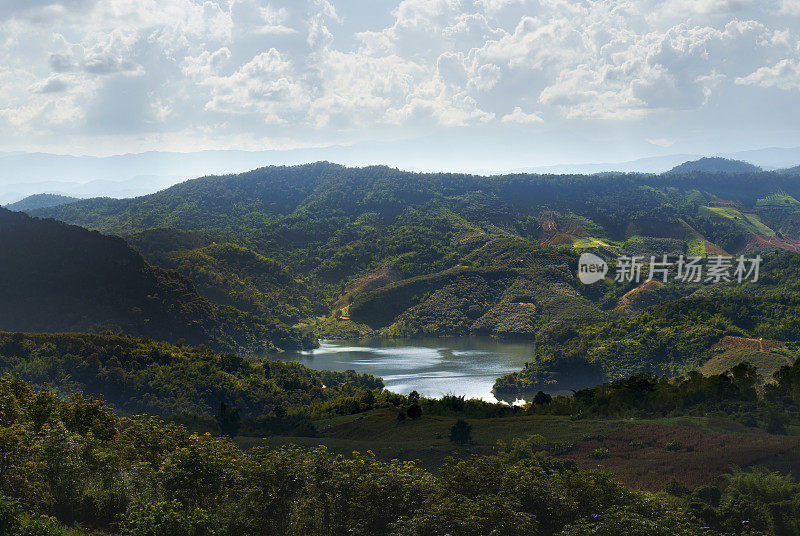 阳光明媚的日子里，泰国江莱省Doi Chang的美苏艾大坝附近美丽的风景